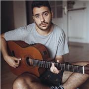 Músico y compositor en activo ofrece clases de guitarra acústica y española a domicilio/online